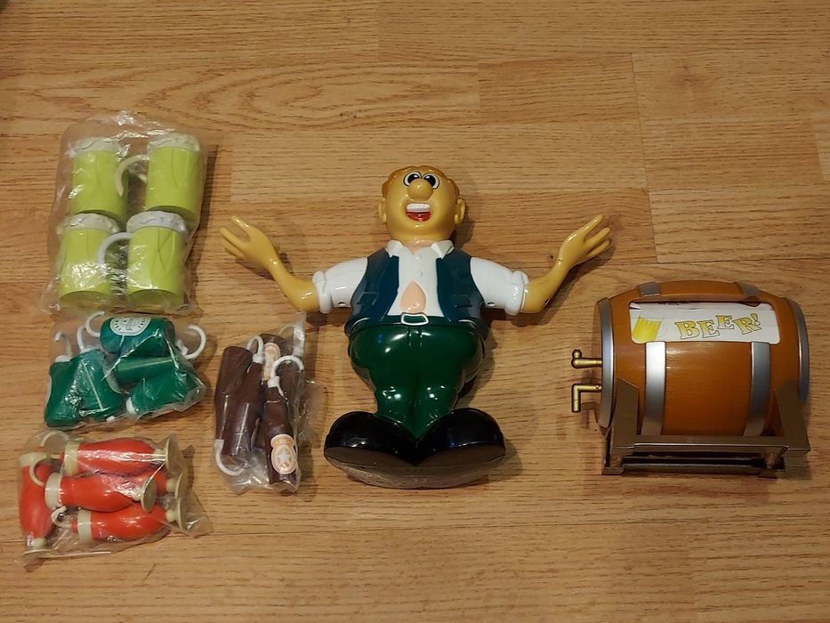 Jucărie din Germania- barman care duce halbe