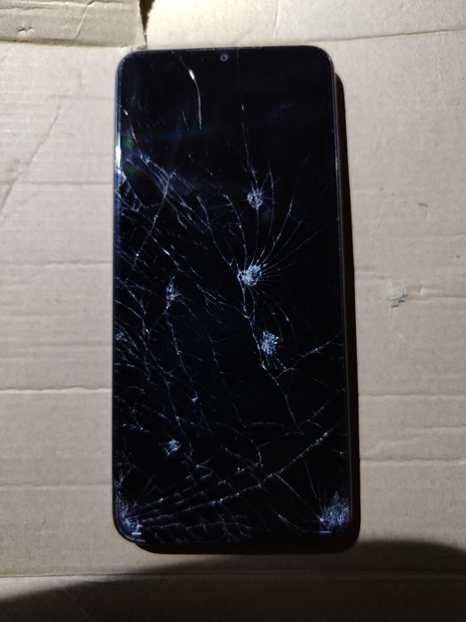 ZTE Blade A35e cu display-ul spart. Vibrează, se aud sunete. Pentru piese