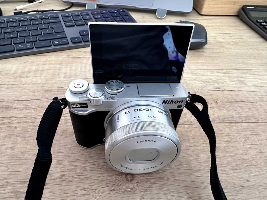 Aparat foto Mirrorless Nikon 1 J5 Argintiu + Obiectiv 10-30mm VR + Geantă (Stare Ca Nou)
