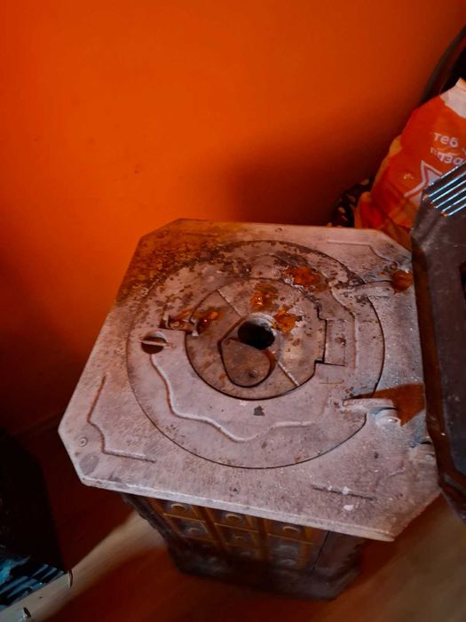 Печка на дърва, изработена от чугун и ламарина