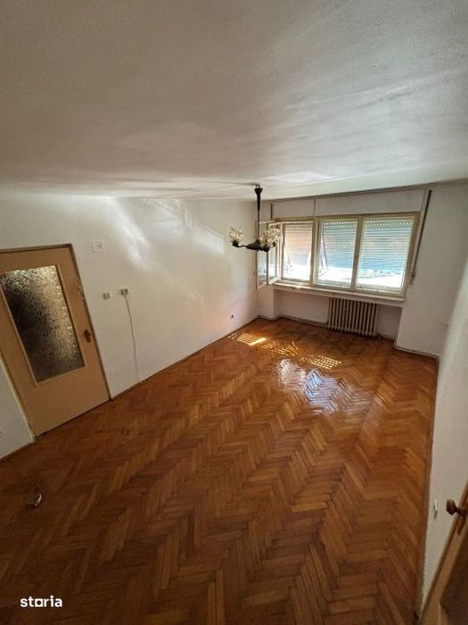Apartament 3 camere, 68 mp, etaj 1 , Mic.16 , Lalelei colti cu Muncii — fotografia 1