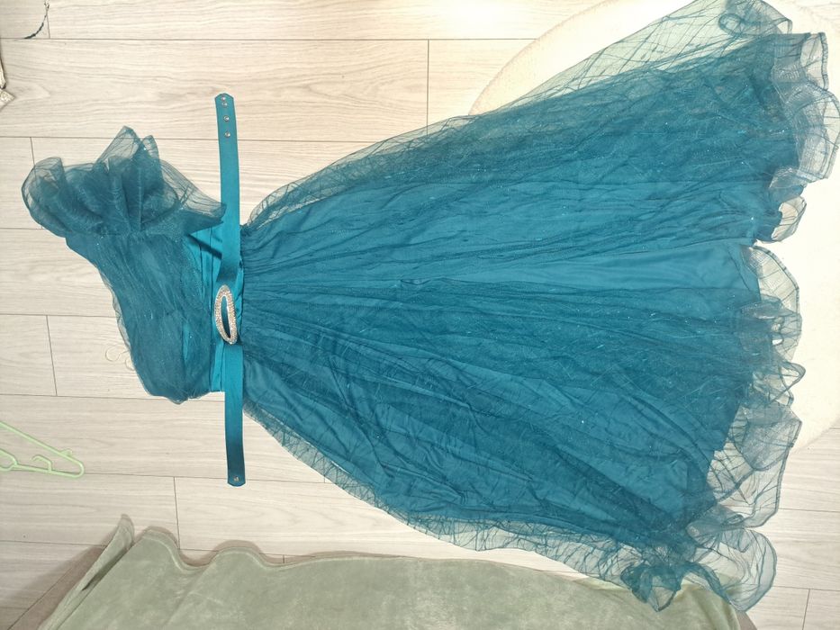 Vand rochie de ocazie mărimea 44- se potrivește la un M sau L