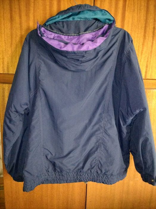 Мъжко яке в размер 52, втора употреба. Цветът е тъмно син - 5.00 EUR.