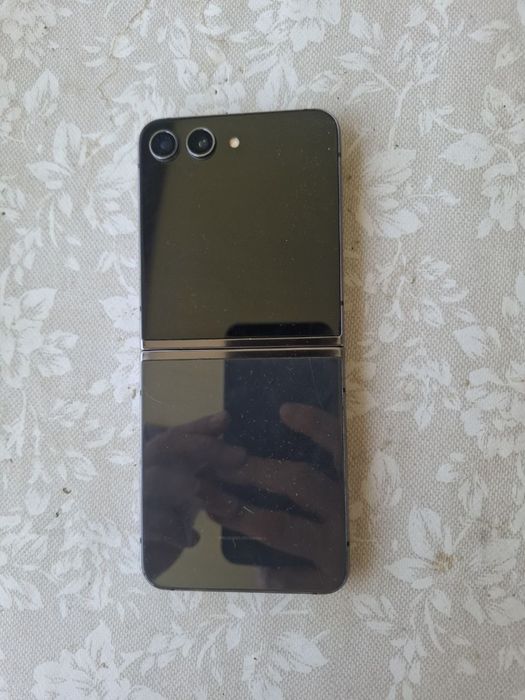 Galaxy Z Filp5 telefon holati yahshi