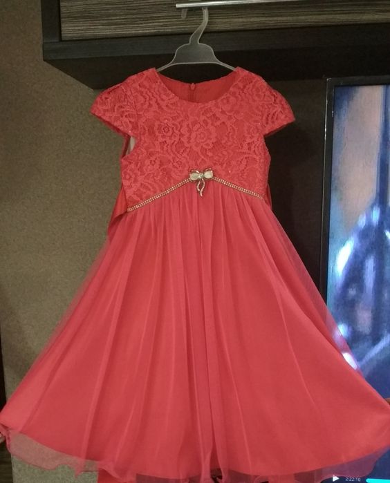 Платье на девочку  5 - 7 лет