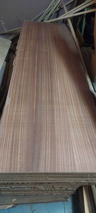 ПДЧ плоскости с естествен фурнир от червен махагон