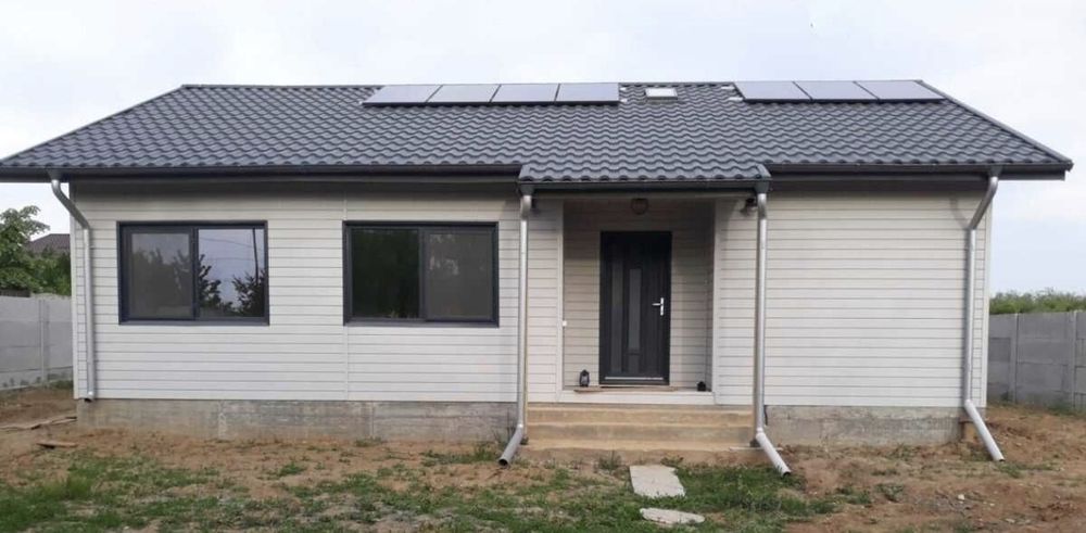 Vând case pe structura metalica