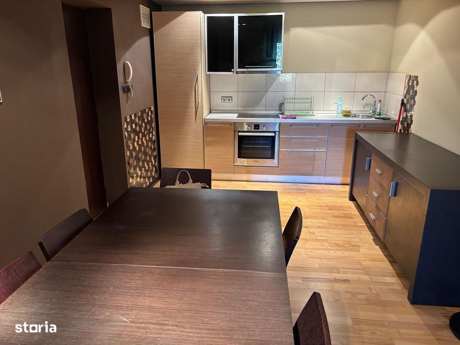 Dau in chirie apartament 3 camere Centru