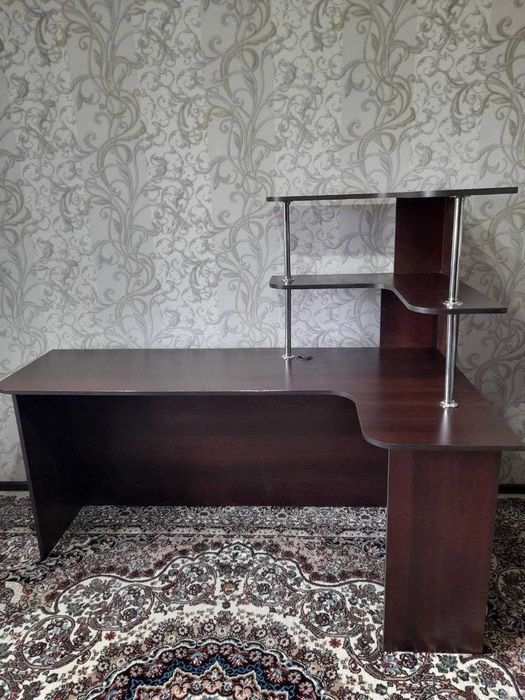 Продаётся шкаф-стеллаж и стол