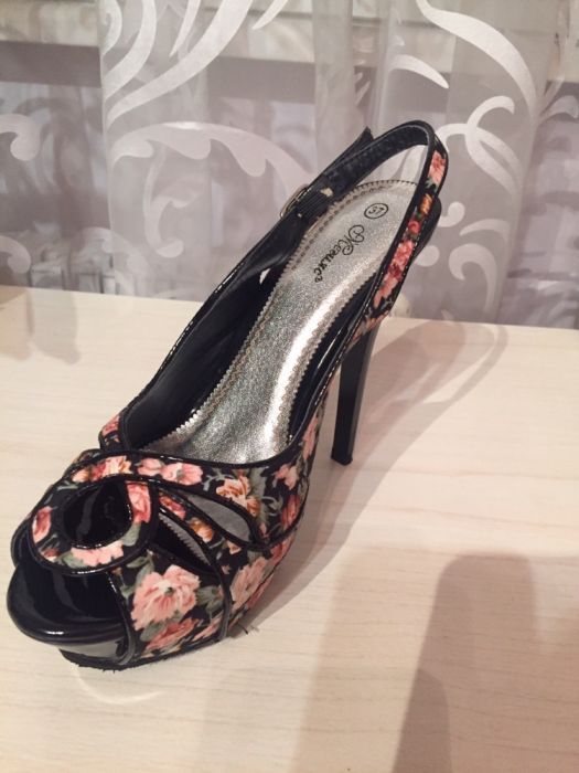 Обувки с платформа