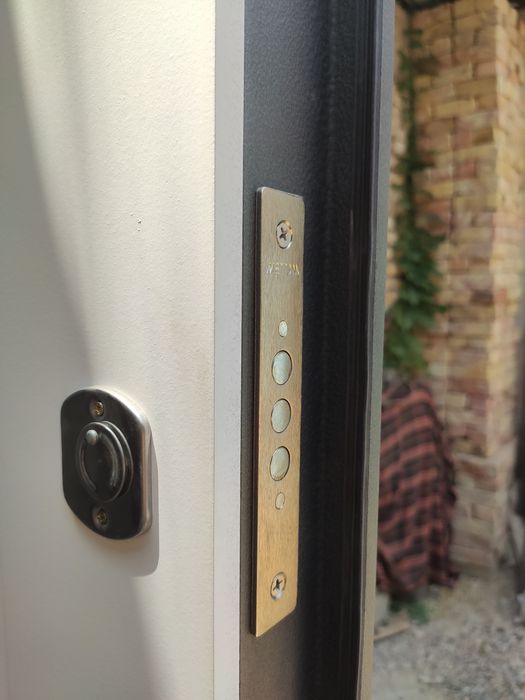 Новая железная дверь