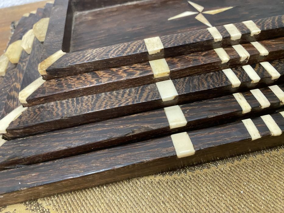 Английски подноси от тик с инкрустация