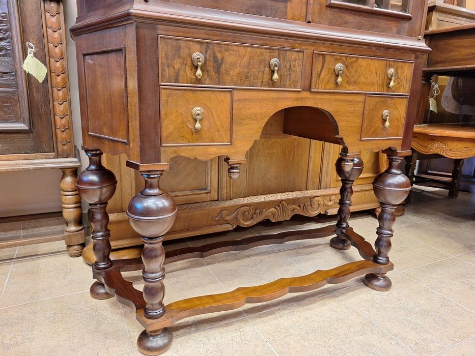 Античен трапезен бюфет