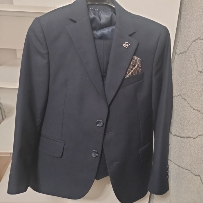 Продам костюм тройка на мальчика