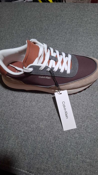 Adidasi Calvin Klein noi cu eticheta marimea 41 piele caprioara plus material 350 lei fix.