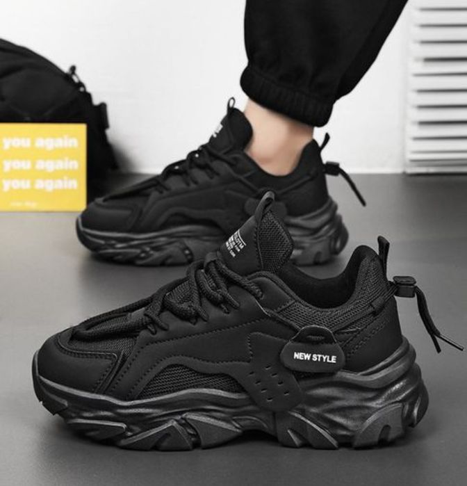 Erkaklar krossovkalari кроссовки aksiya narxda oq va qora rangda