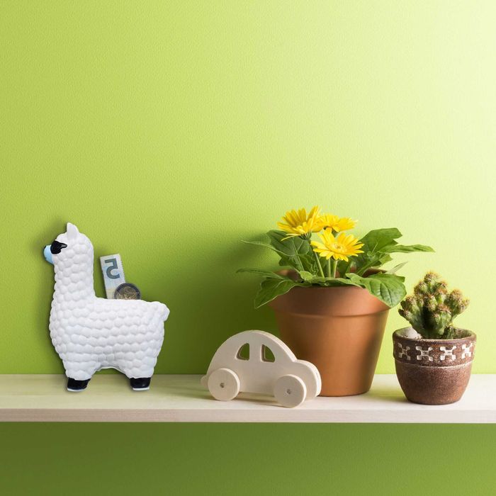 Pusculita Lama Cool design amuzant si ochelari de soare ceramica alb