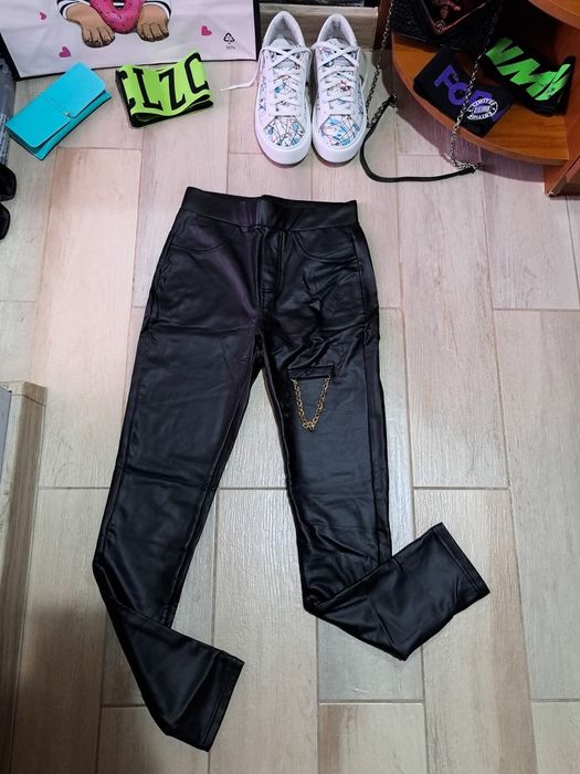 Дамски кожен клин със синджир