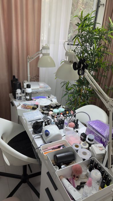 Masă manichiură, produse unghii, comodă, doua fotolii plus o floare decorativă
