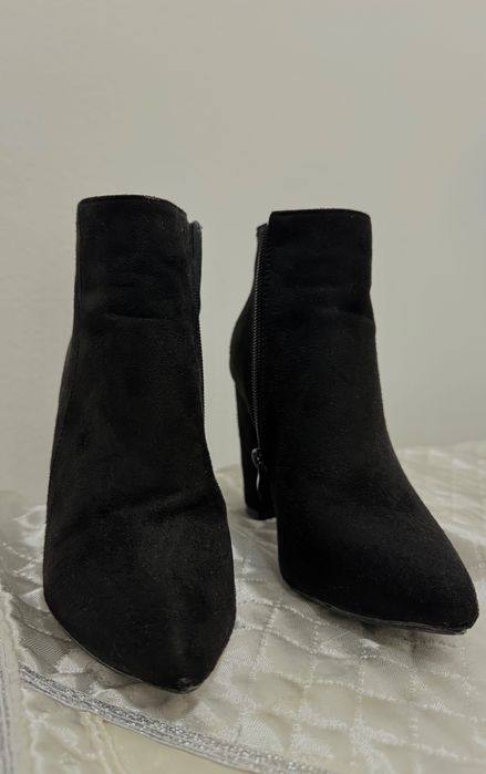 Дамски боти на ток