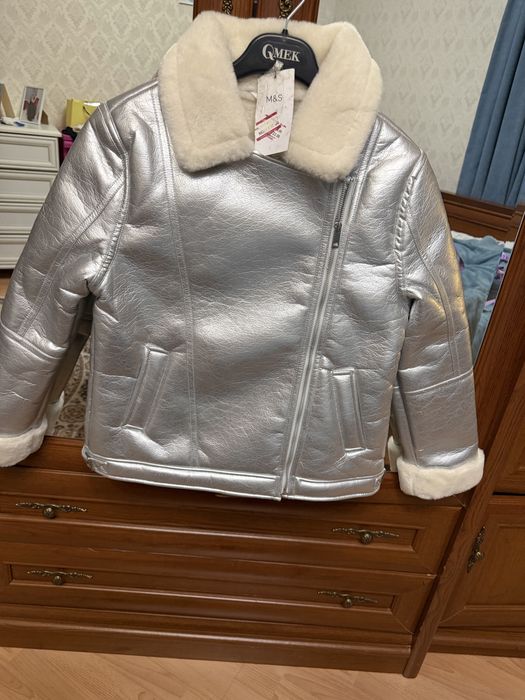 Поодам куртку на 10-13 лет (новая)