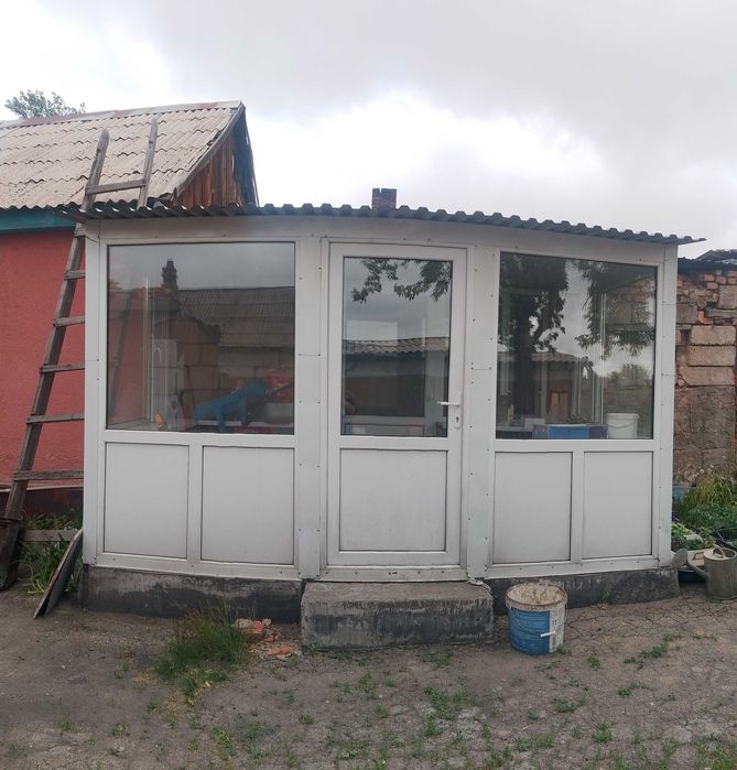 Уютный дом с насаждениями