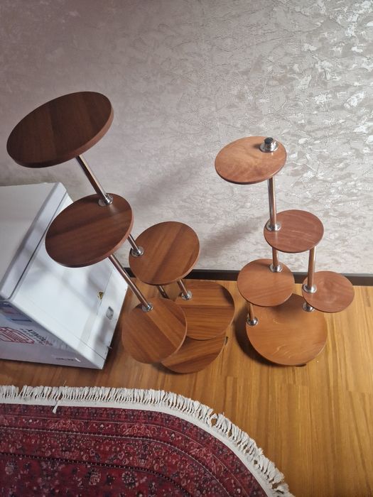 Полки стойки для цветов ,одна большая 20т и поменьше за 10 т