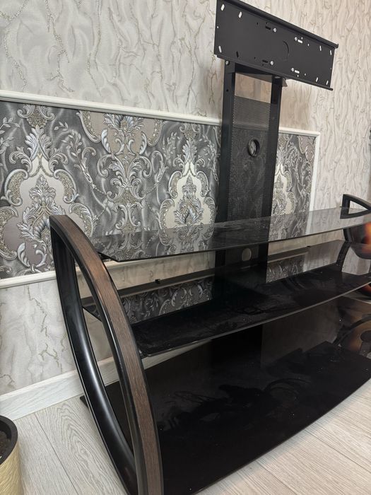 Подставка под телевизор с кранштейнером