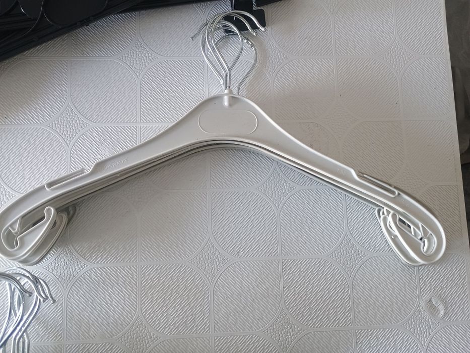 Вешала белые для одежды.