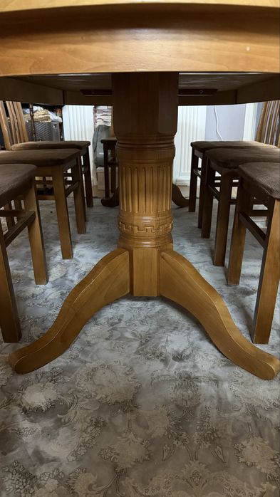 Продается большой стол из ореха с 8 стульями