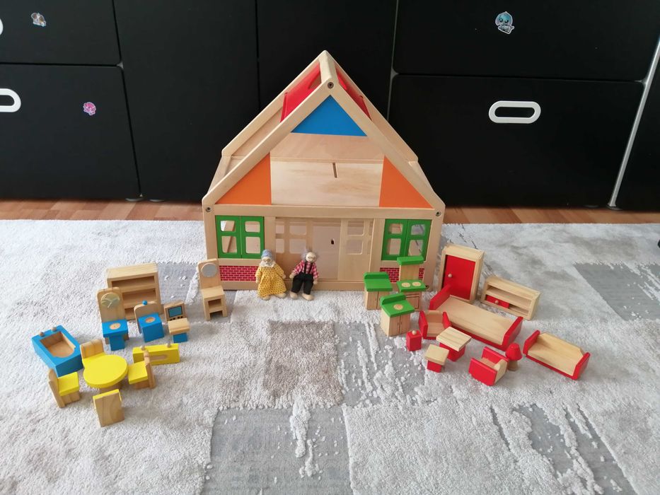 Jucarie casuta lemn cu figurine si mobila
