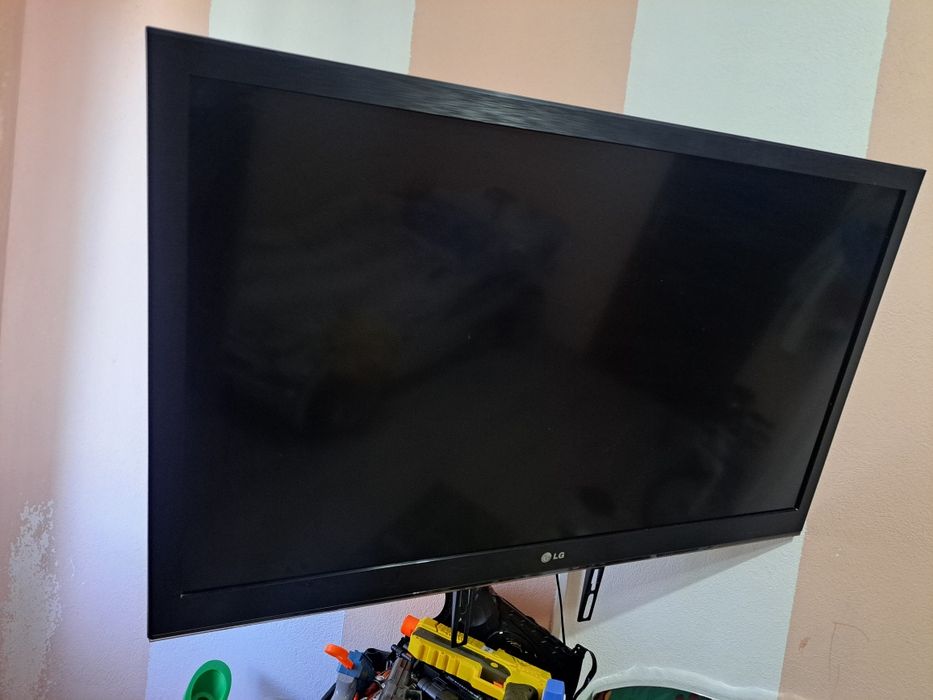 LG 42LV3550-ZH, 42" (106 cm), Full HD, model din 2011