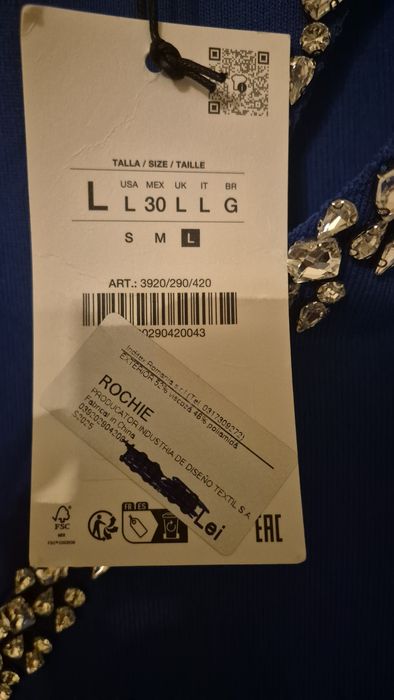 Rochie elegantă din tricot cu decolteu și bijuterii - Zara