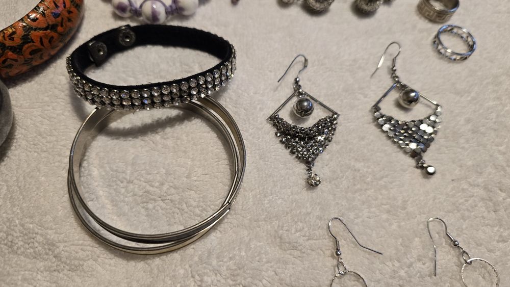 Разнообразие от бижута на цени от 2 до 5 евро за брой.