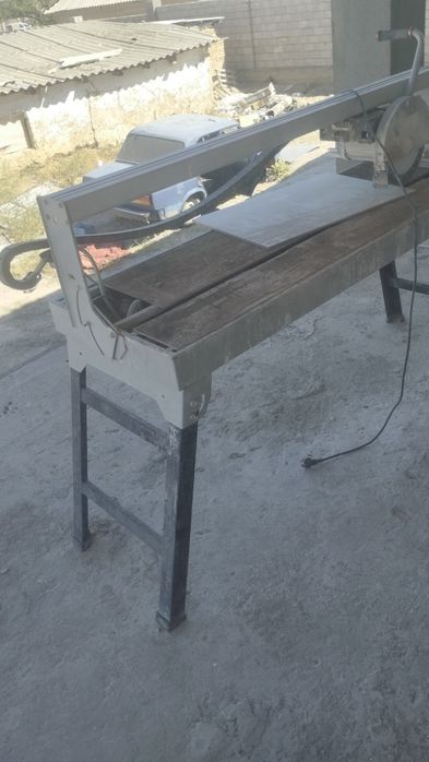 Продам электрический плиткорез.