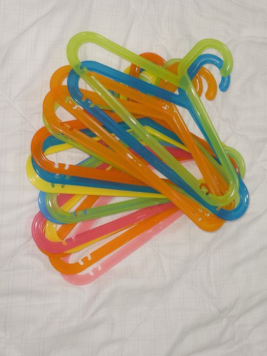 15 цветных вешалок