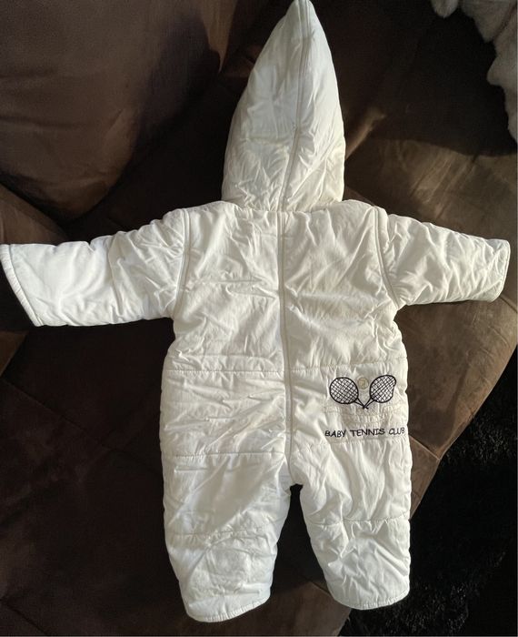 Зимен космонавт за сняг