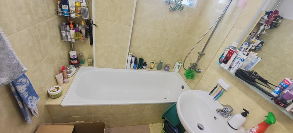 Vând dulap baie ; vană ; bideu.