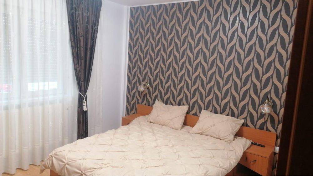 Apartament cu 3 camere de închiriat