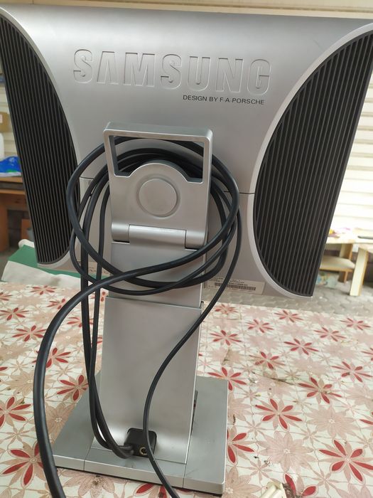 Монитор Самсунг поворотный