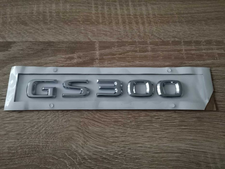 сребрист надпис Lexus GS 300