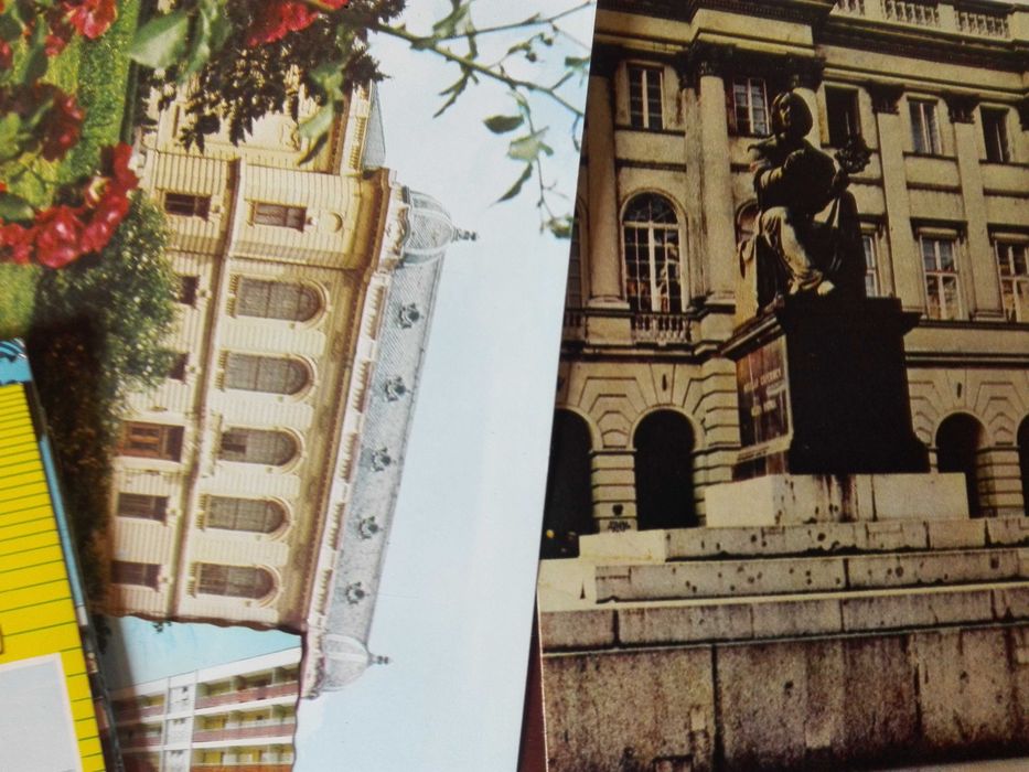 Метална количка и лот пощенски картички.