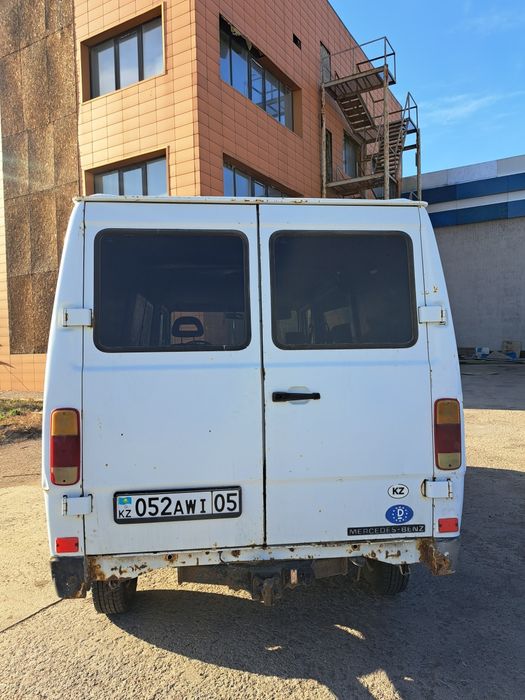 Мерседес 208D на ходу