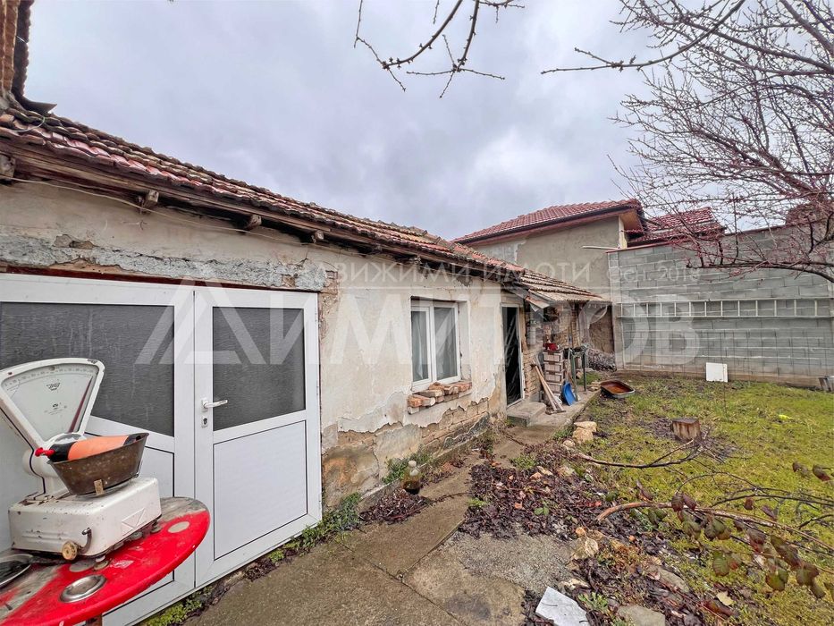 Продава напълно самостоятелна къща с двор в гр. Нови пазар в Добруджанския квартал на града.