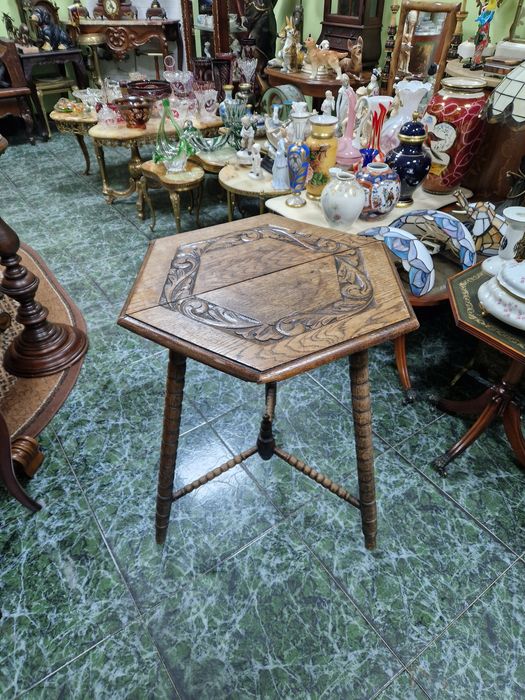 Страхотна антикварна холандска дървена масичка резба