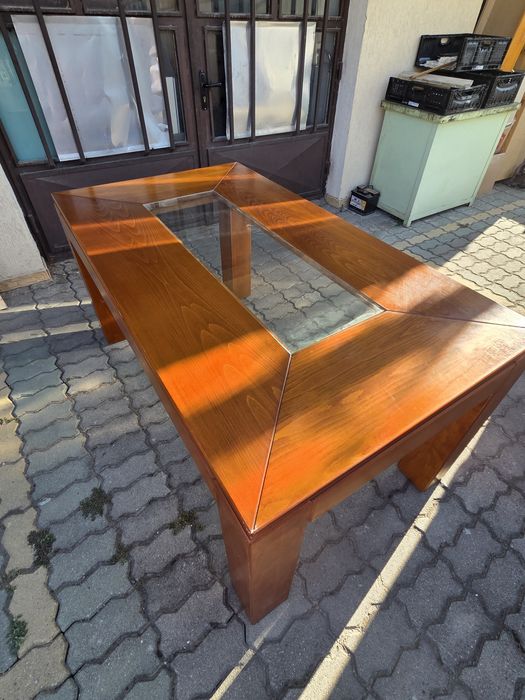 Много солидна трапезна маса