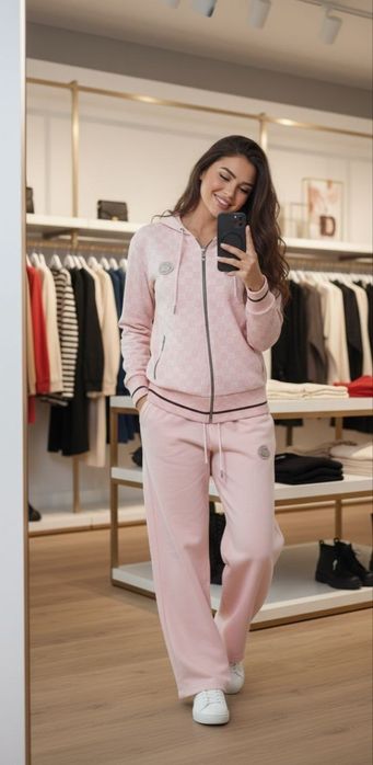 Costum Gucci dama.
Marimi  XL XXL 
PREȚ REDUS 245 LEI
 Poza imbracata