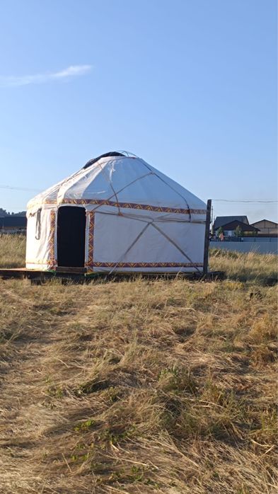 Домики и Юрта на берегу Бухтармы