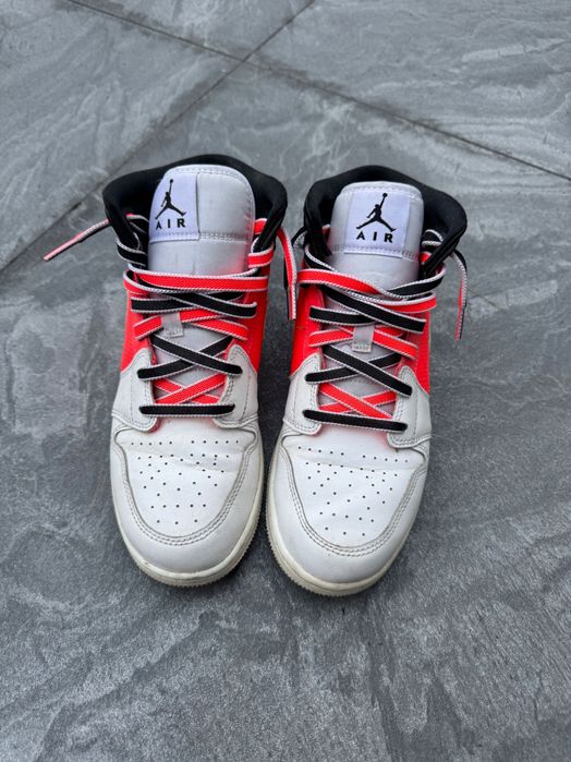 Air Jordan 1 Mid SE “White Infrared” sneakers
