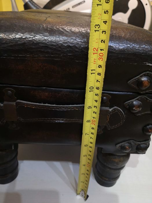 Старинна табуретка